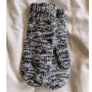 NEW TALULA Aritzia Black & White Knitted Mittens